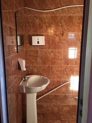 Bathroom - Khosrov Hotel (Dashtakar)