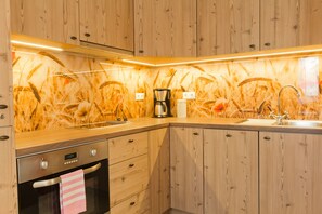 Appartement Deluxe (Split Level) | Cuisine privée | Réfrigérateur, surface de cuisson, cafetière-théière