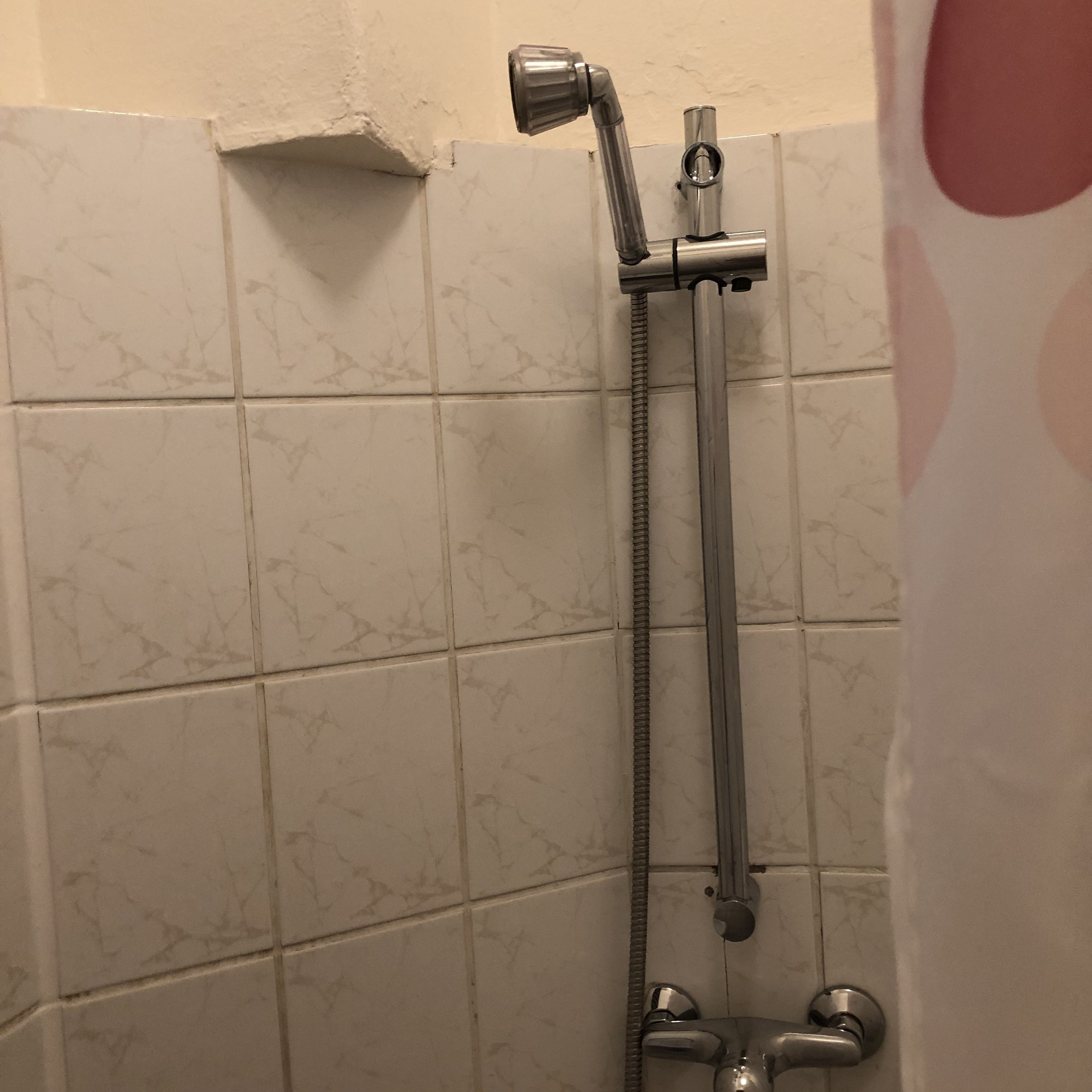 Classic-Dreibettzimmer | Dusche im Bad