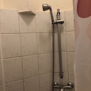 Classic Triple Room | Bathroom shower - Bigus (Berlin)