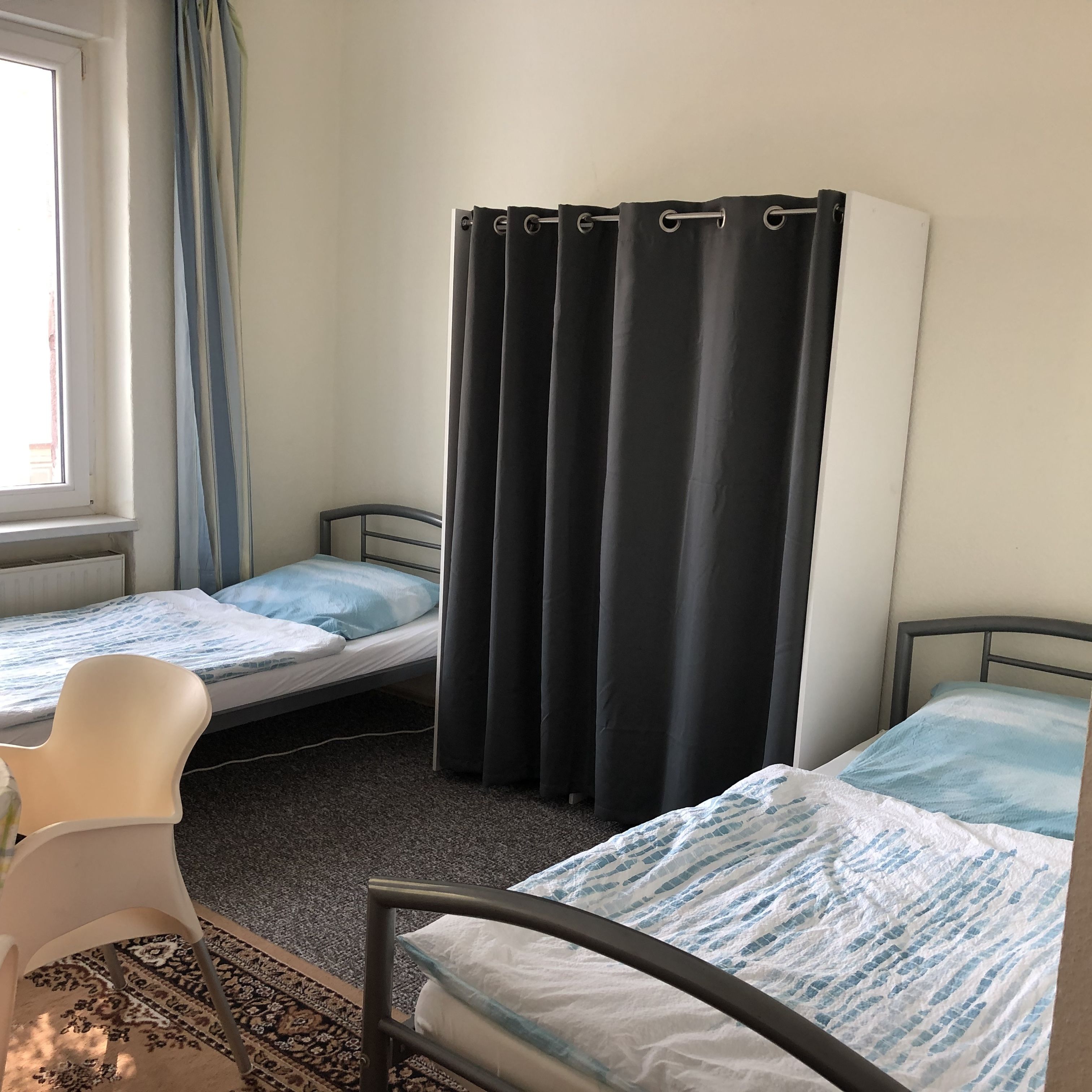 Habitación cuádruple económica, baño compartido | Decoración personalizada, muebles diferentes y ropa de cama 