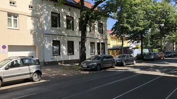 Vista frontal de la propiedad