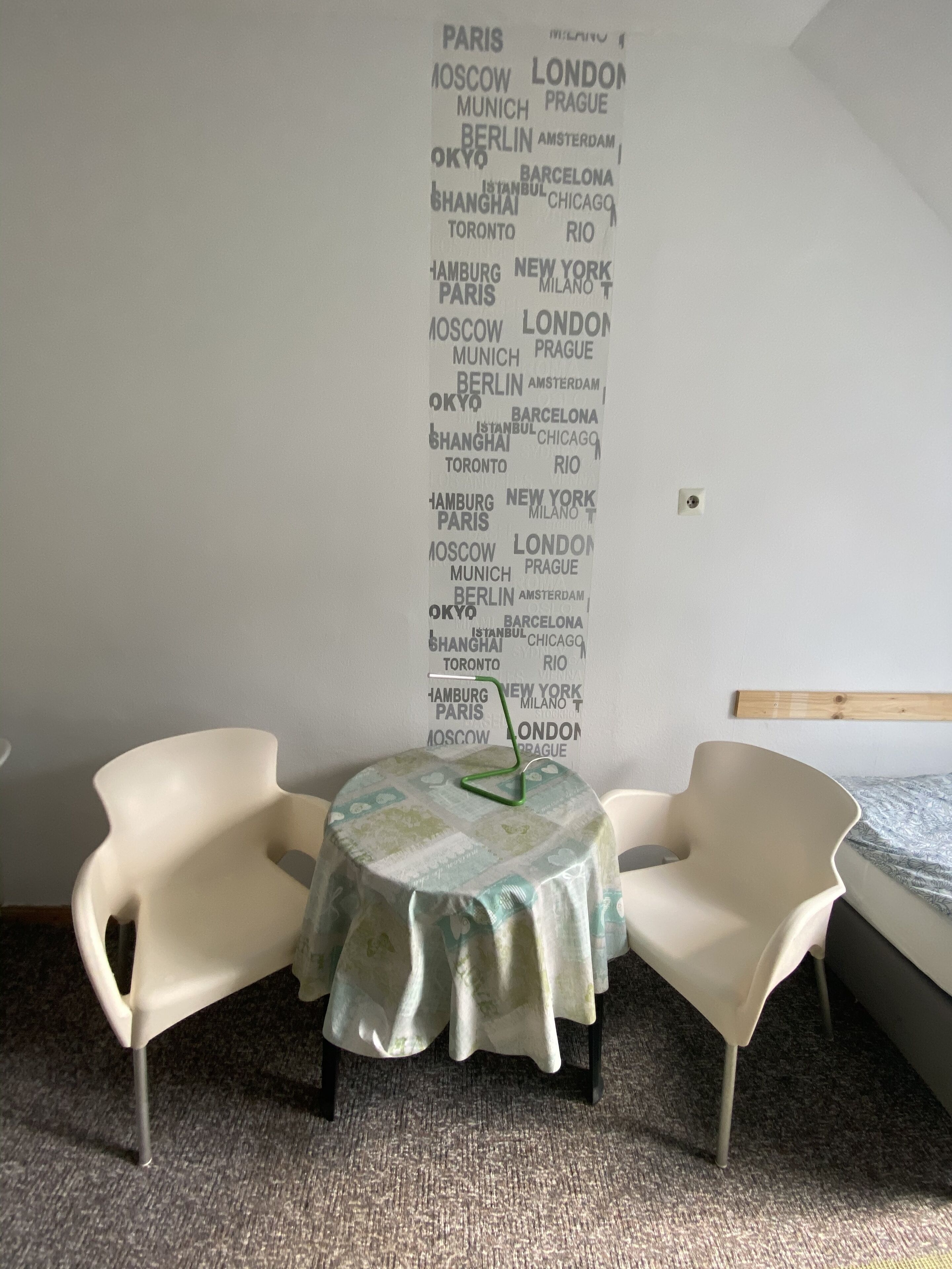 Zweibettzimmer, Gemeinschaftsbad | Wohnbereich | 24-Zoll-Flachbildfernseher mit Digitalempfang, Fernseher