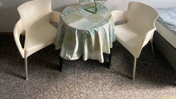 Zweibettzimmer, Gemeinschaftsbad | Wohnbereich | 24-Zoll-Flachbildfernseher mit Digitalempfang, Fernseher