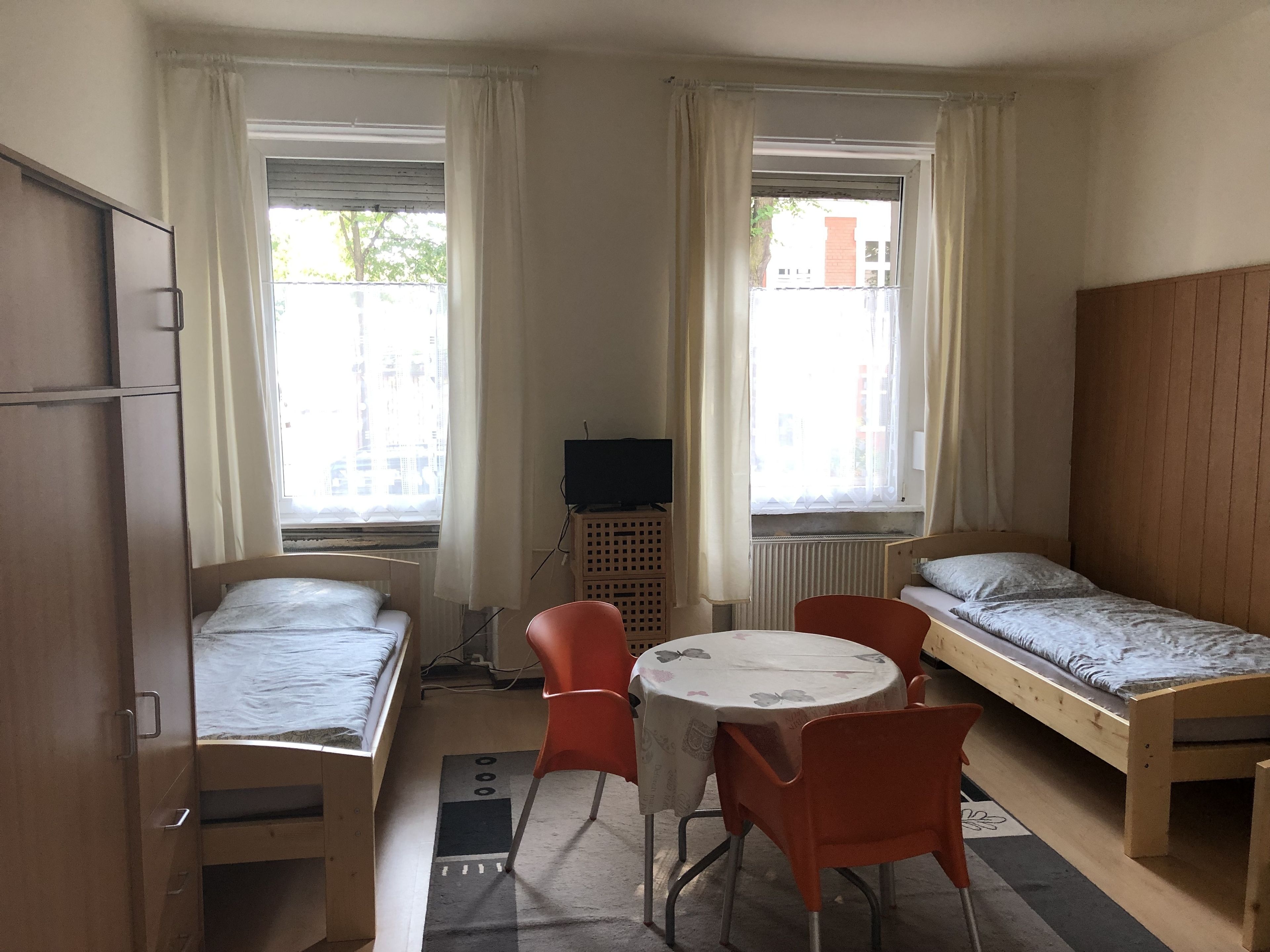 Habitación triple clásica | Decoración personalizada, muebles diferentes y ropa de cama 