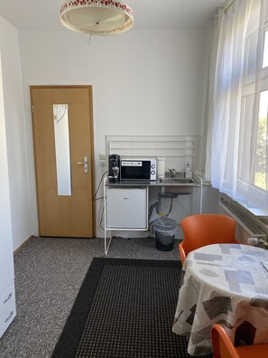 Twin kamer, gemeenschappelijke badkamer | Woonruimte | Een 24-inch flatscreentelevisie met digitale zenders en televisie