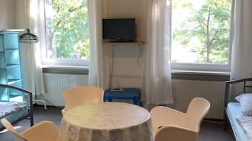 Classic-Dreibettzimmer | Wohnbereich | 24-Zoll-Flachbildfernseher mit Digitalempfang, Fernseher