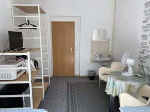 ห้องทวิน, ห้องน้ำรวม | บริการอาหารในห้องพัก