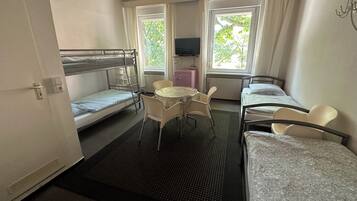 Decoración personalizada, muebles diferentes y ropa de cama