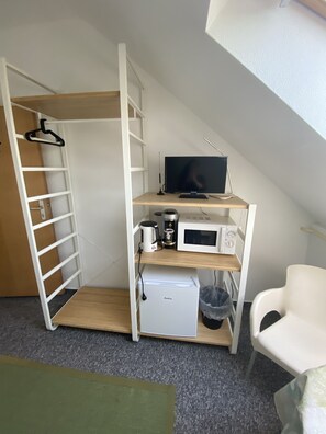 Habitación individual básica, baño compartido | Servicio a la habitación