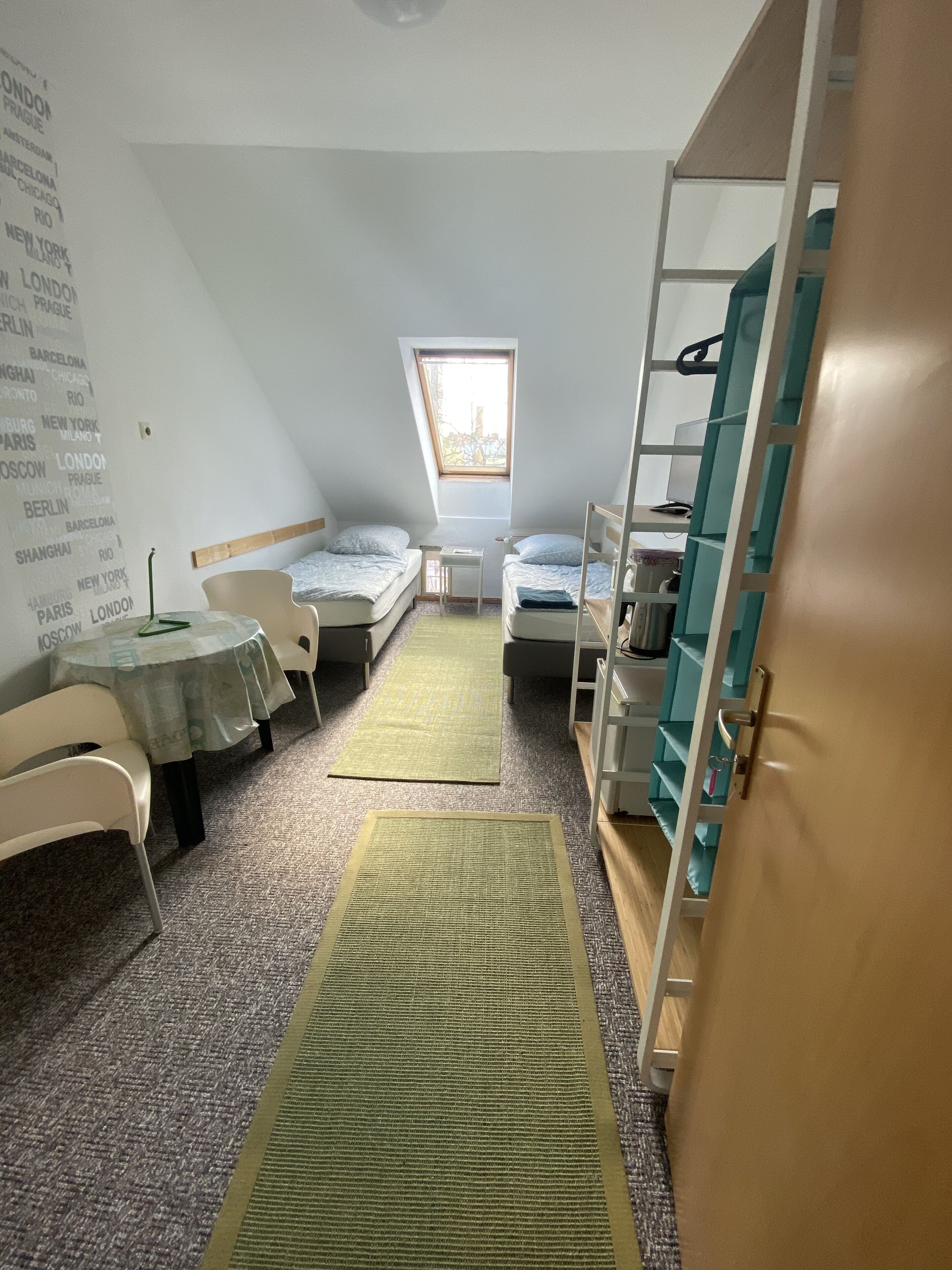 Habitación con 2 camas individuales, baño compartido | Decoración personalizada, muebles diferentes y ropa de cama 