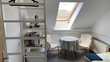 Eenvoudige eenpersoonskamer, gedeelde badkamer | Woonruimte