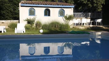 Piscina stagionale all'aperto, ombrelloni da piscina, lettini