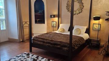 Tweepersoonskamer, uitzicht op heuvels (Comtesse) | Individueel gedecoreerd, individueel gemeubileerd, een bureau