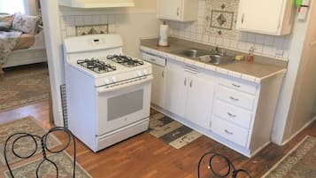 Jääkaappi, mikroaaltouuni, liesi, kahvin-/teenkeitin