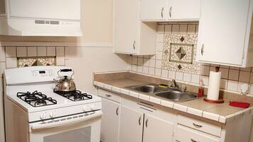 Jääkaappi, mikroaaltouuni, liesi, kahvin-/teenkeitin