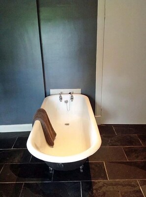 Traditional-Ferienhaus | Badezimmer | Haartrockner, Handtücher, Seife, Shampoo