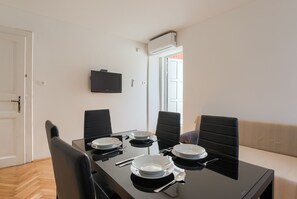 Apartment, 2 Bedrooms | In-room dining