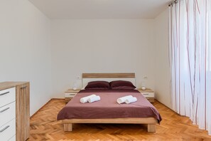 Huoneisto, 2 makuuhuonetta | Työpöytä, silitysrauta/-lauta, ilmainen Wi-Fi, vuodevaatteet