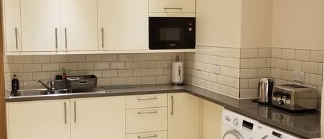 Frigorifero, microonde, bollitore elettrico, tostapane