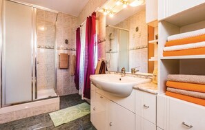 Loft | Banheiro | Chuveiro, toalhas de banho, sabonete, papel higiênico