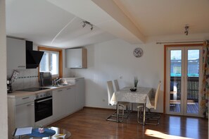 Kühlschrank, Ofen, Geschirrspüler, Wasserkocher mit Kaffee-/Teezubehör
