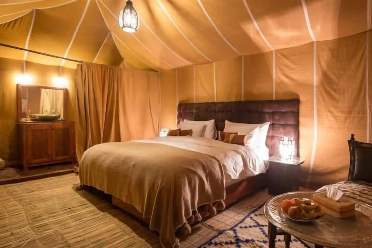 Chambre Confort double, 1 très grand lit, non-fumeur, vue sur la montagne | Espace de travail pour ordinateurs portables, décor unique