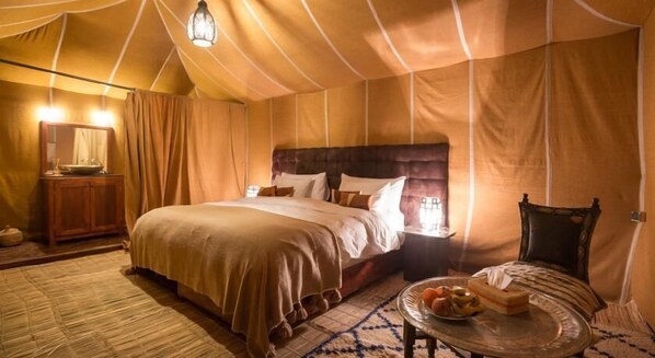 Kahden hengen comfort-huone, 1 suuri parisänky, tupakointi kielletty, vuoristonäköala | Yksilöllisesti sisustettu, kannettavalle tietokoneelle sopiva työtila