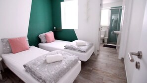 Familien-Vierbettzimmer | Verdunkelungsvorhänge, kostenloses WLAN, Bettwäsche