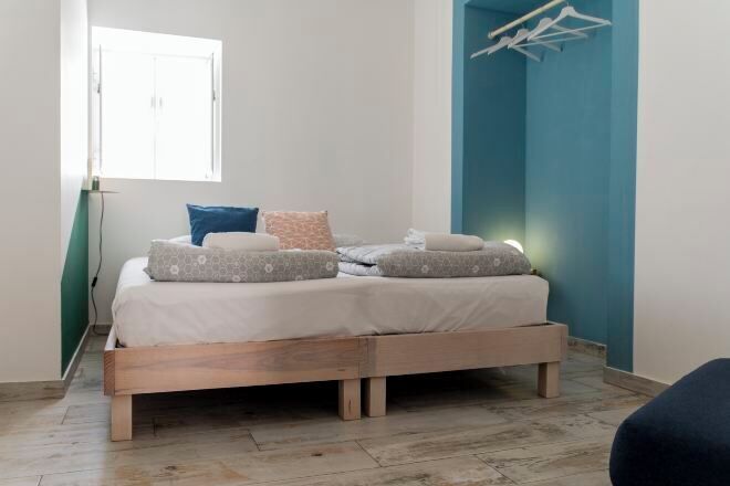 Cortines opaques, wifi gratuïta i roba de llit 