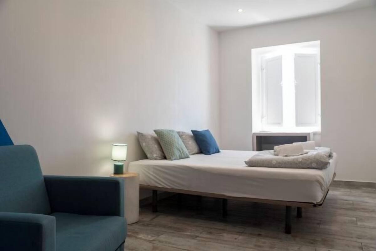 Cortines opaques, wifi gratuïta i roba de llit