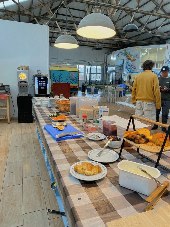 Bữa sáng buffet hàng ngày (9 EUR/mỗi người)