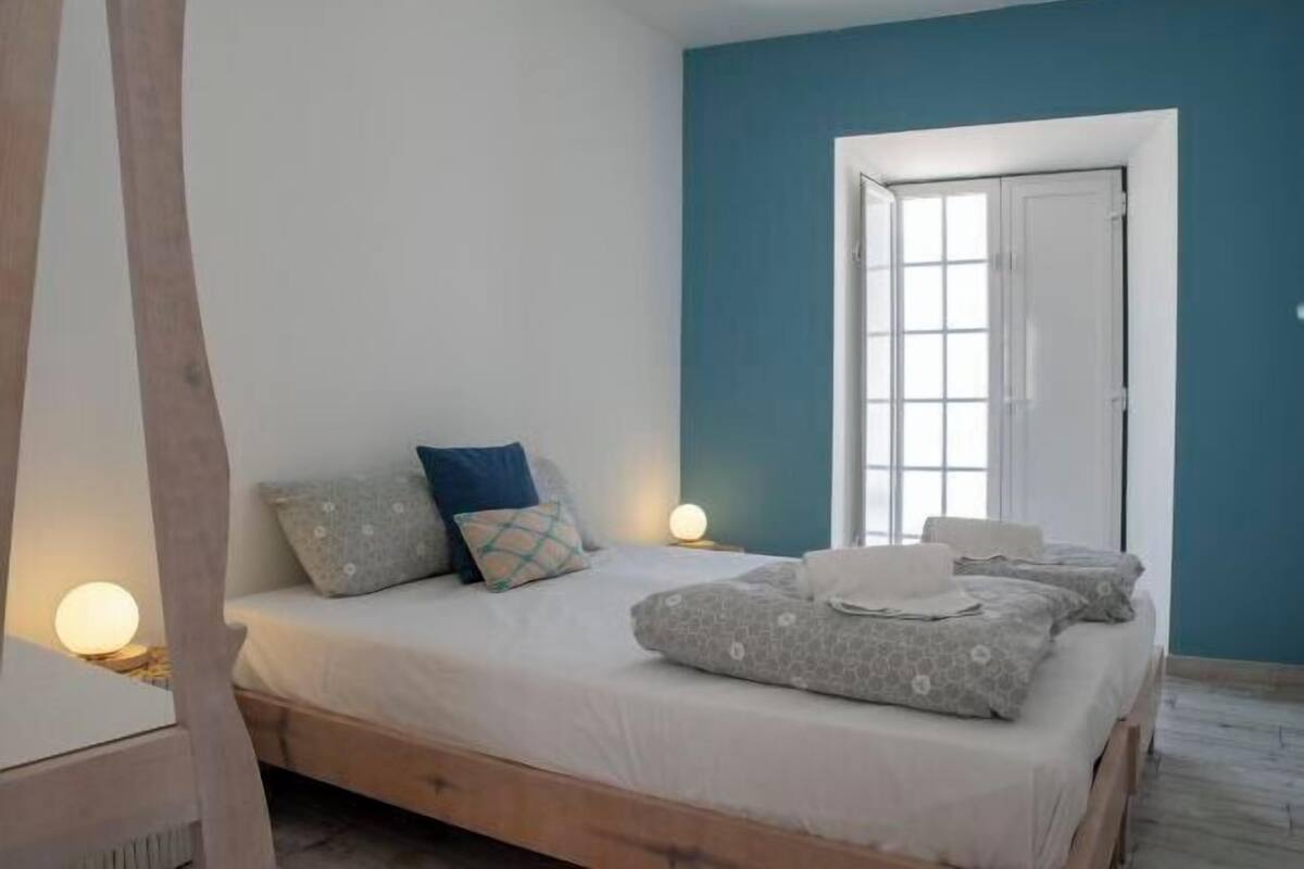 Cortines opaques, wifi gratuïta i roba de llit