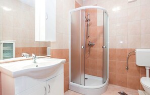 Shower, towels, toilet paper - Apartments Franjkovic (Novi Vinodolski)