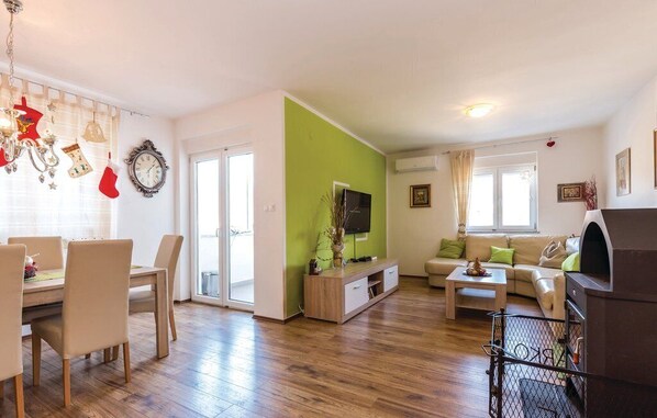 Apartment, 2 Schlafzimmer | Wohnbereich | Flachbildfernseher