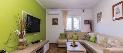 Apartment, 2 Bedrooms | Living room | Flat-screen TV