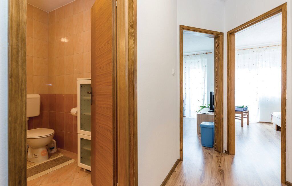 Une salle de bain avec des toilettes, une douche et un lavabo.