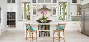 Stovetop, dishwasher, cookware/dishes/utensils - Coral House w/ Chef (Providenciales)