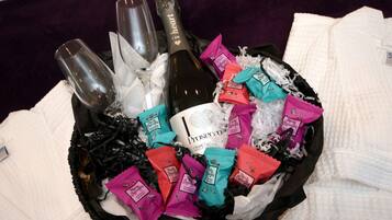 Een cadeaukrat met chocolade, een fles en glazen.