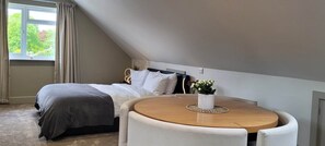 Luxury Quadruple Room, Private Bathroom, Garden View - Apple Tree Place B&B (Tadley)