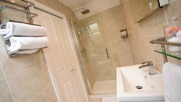 Deluxe Double Room, Private Bathroom | Bathroom