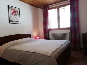 Double Room | Individually decorated, individually furnished, iron/ironing board