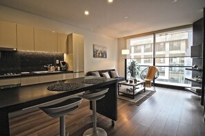 Réfrigérateur, micro-ondes, plaque de cuisson, cafetière/bouilloire