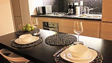 Réfrigérateur, micro-ondes, plaque de cuisson, cafetière/bouilloire