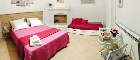 غرفة رباعية بتجهيزات أساسية - بحمام مشترك | مكواة/لوح كي وأسرّة أطفال/رضّع وواي فاي مجانًا وملاءات أسرّة