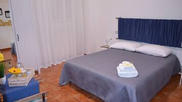 Eenvoudige tweepersoonskamer, gemeenschappelijke badkamer | Een strijkplank/strijkijzer, babybedden (toeslag), gratis wifi