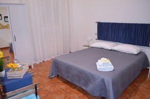 Eenvoudige tweepersoonskamer, gemeenschappelijke badkamer | Een strijkplank/strijkijzer, babybedden (toeslag), gratis wifi