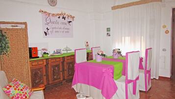 Dagelijks ontbijtbuffet (EUR 5 per persoon)