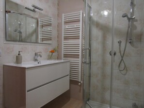 Een douche, een haardroger, een bidet, handdoeken