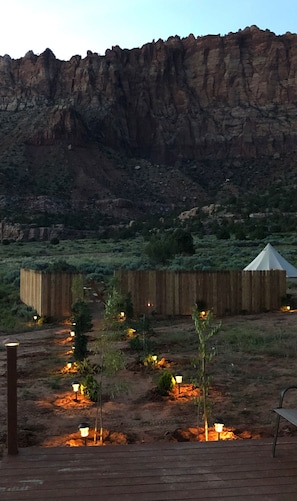 BBQ/picnic area - Canaan Cliffs Glamping (Hildale)